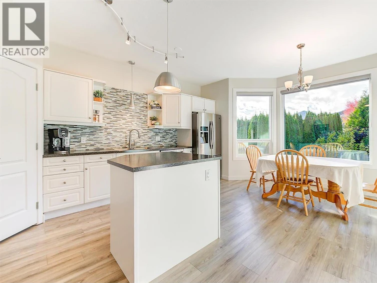 2083 Rosefield Drive, West Kelowna, BC, V1Z 3Y8 - 11