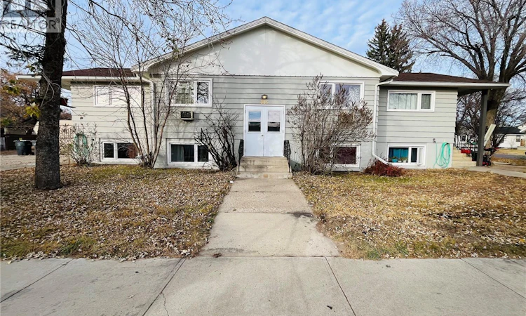 335 Chaplin Street W