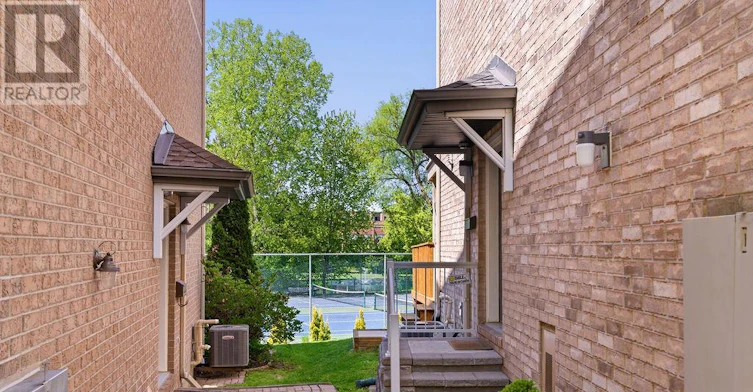 8 Pondside Private, Ottawa, ON, K1K 4X3 - 2