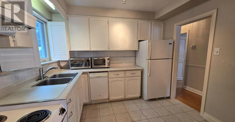 3 Ridge Point Crescent, Toronto, ON, M6M 2Z7 - 6