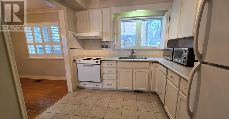 3 Ridge Point Crescent, Toronto, ON, M6M 2Z7 - 8