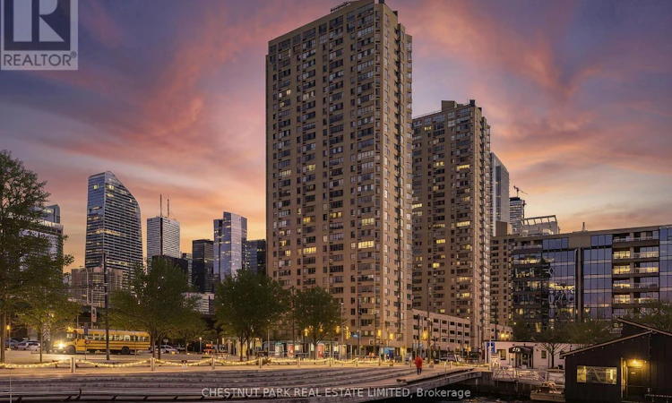 906-270 Queens Quay W