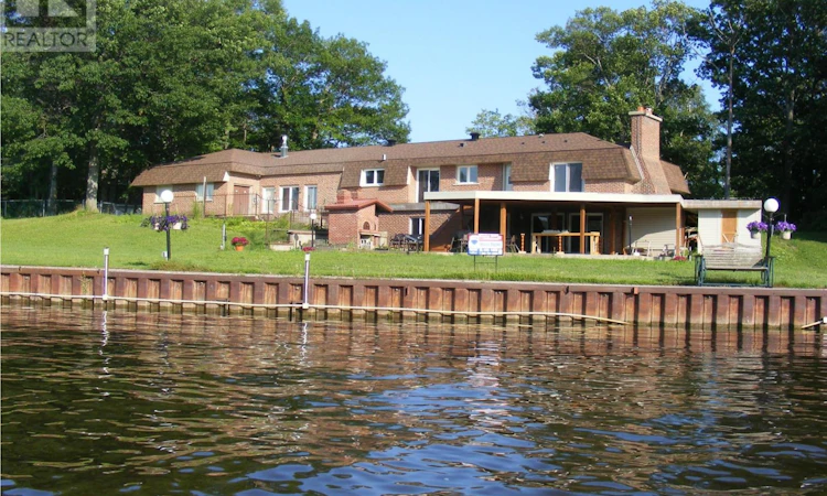 10 Edgewater Road