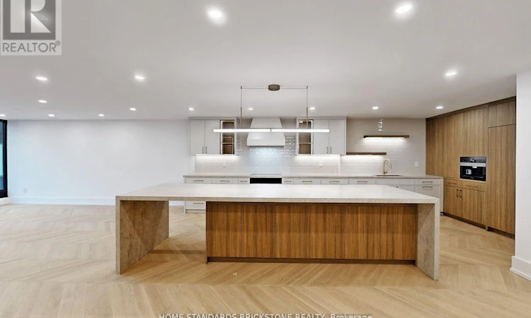 1009-110 Bloor Street W