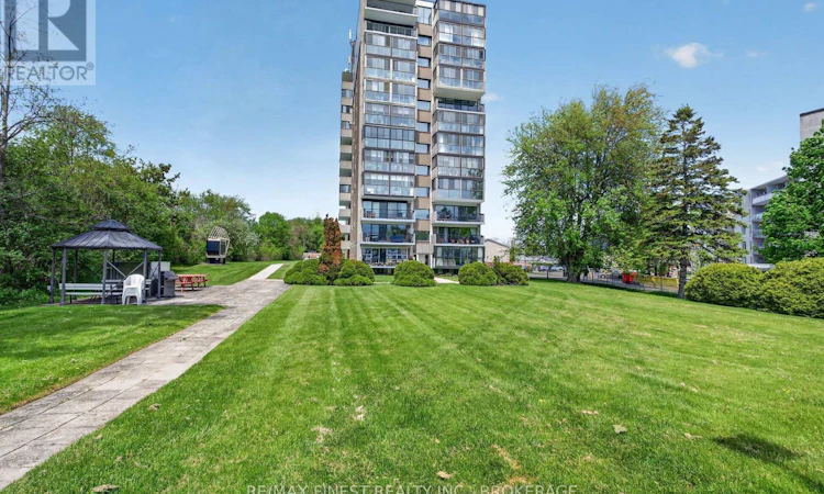 206-2 Mowat Avenue