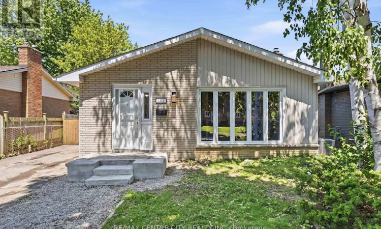132 Toulon Crescent