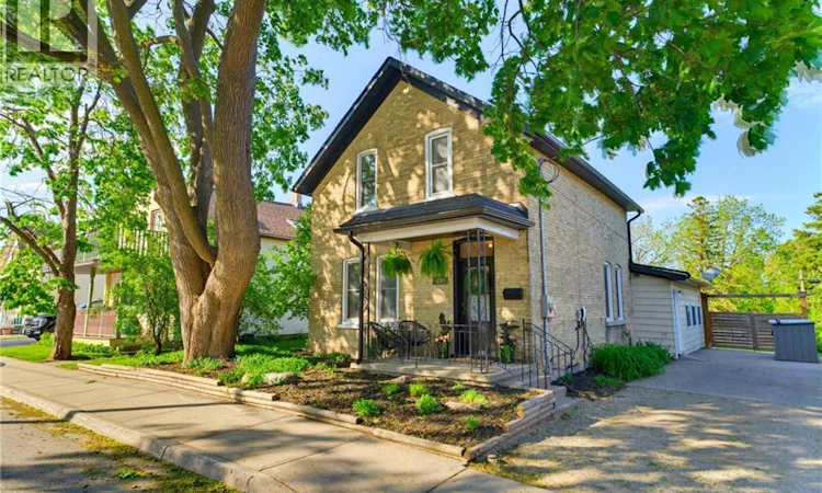 440 Duke Street W