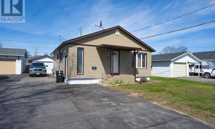 233 Edward Street North