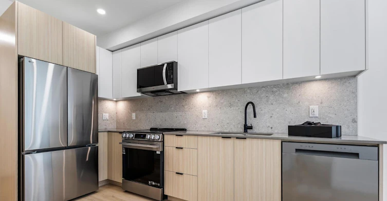 211-13455 94a Avenue, Surrey, BC, V3M 1M9 - 11