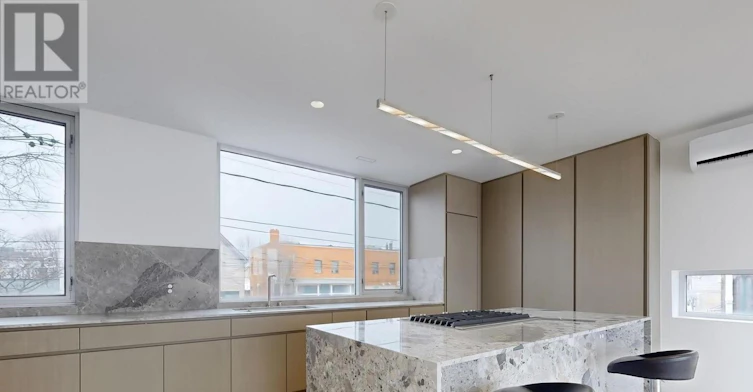 UPPER-899 Dundas Street W, Toronto, ON, M6J 1V9