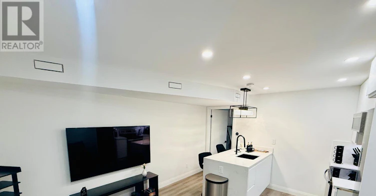 402 Mcroberts Avenue, Toronto, ON, M6E 4R2 - 4