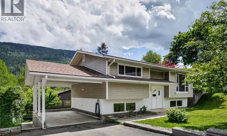 1708 Slocan Crescent