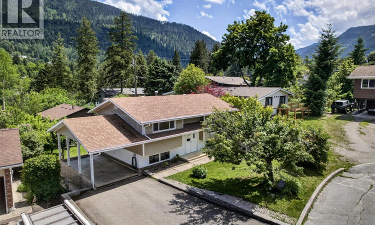1708 Slocan Crescent