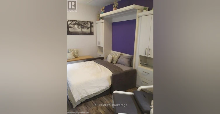 BACHELOR-250 King Street W, Hamilton, ON, L8P 1A9 - 8