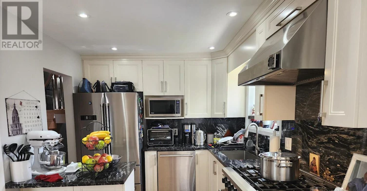 8 Munford Crescent, Toronto, ON, M4B 1C1 - 3