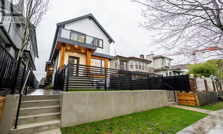 2-2753 Nanaimo Street