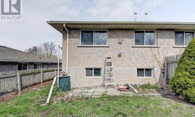 11 Dinison Crescent