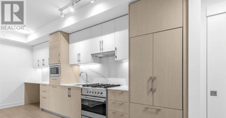606-8 Manor Road W, Toronto, ON, M4S 0E6 - 2