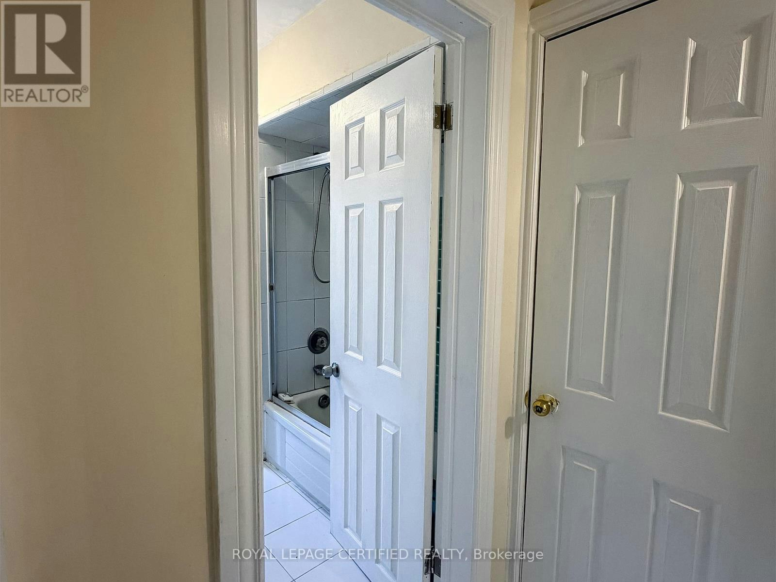 UPPER-148 Belgravia Avenue, Toronto, ON, M6E 2M7 - 4