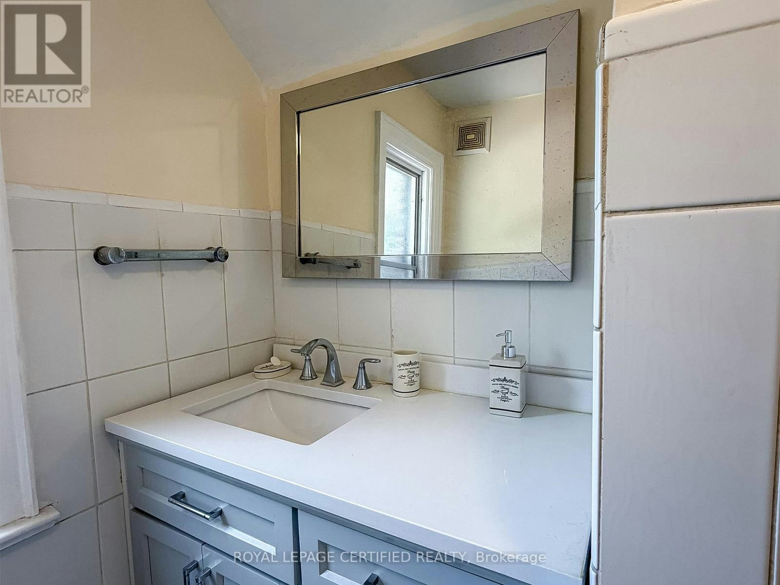 UPPER-148 Belgravia Avenue, Toronto, ON, M6E 2M7 - 6