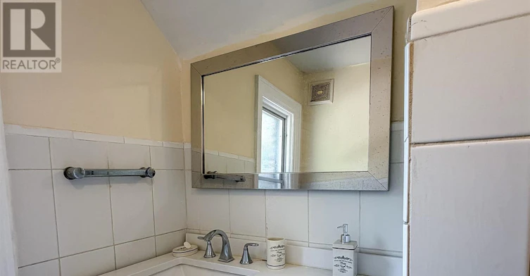 UPPER-148 Belgravia Avenue, Toronto, ON, M6E 2M7 - 6