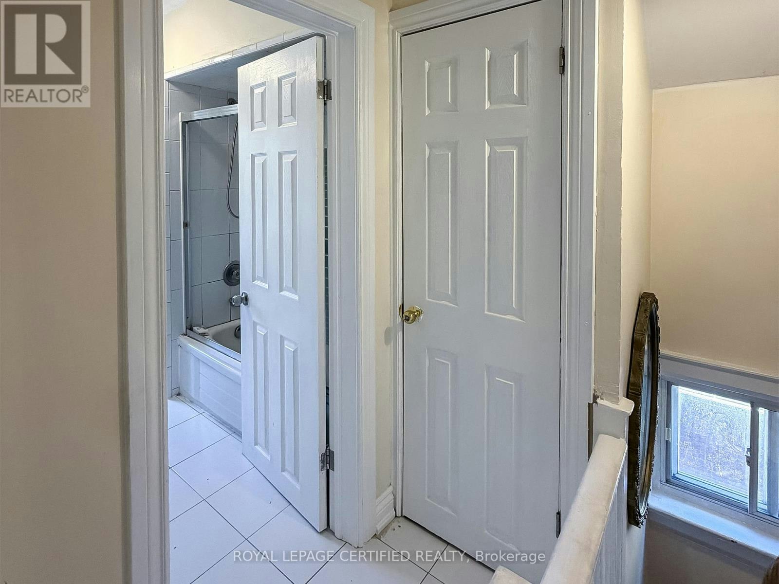 UPPER-148 Belgravia Avenue, Toronto, ON, M6E 2M7 - 3