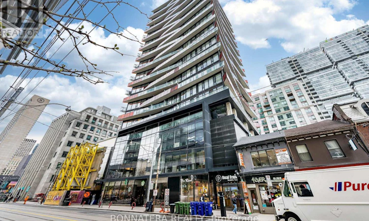 1110-215 Queen Street W