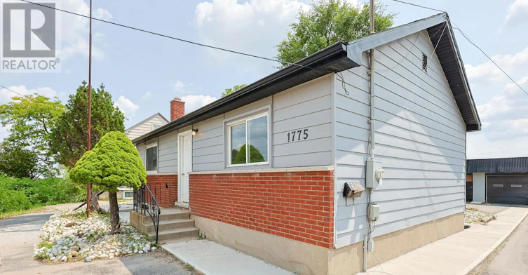 UPPER UNIT-1775 Oxford Street E, London, ON, N5V 2Z6 - 2
