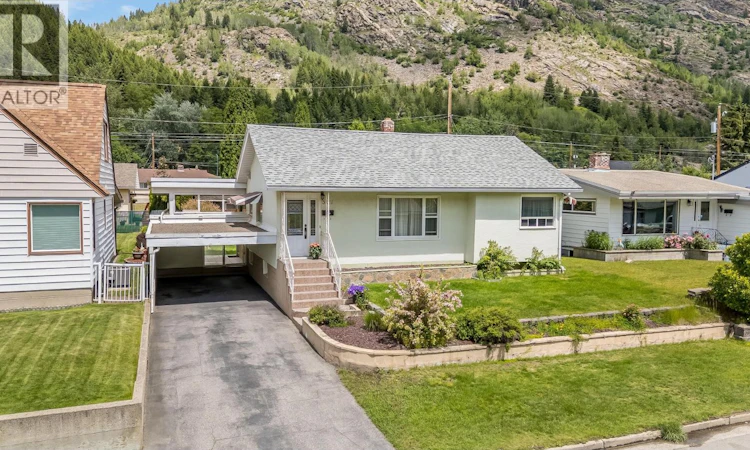 3311 Dahlia Crescent