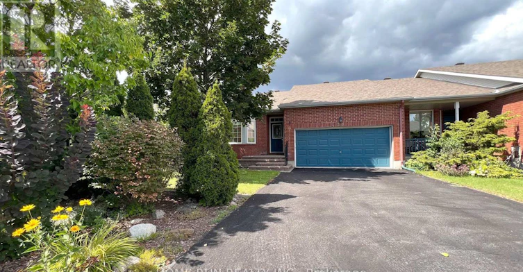 302 Wisteria Crescent, Ottawa, ON, K1V 0N4 - 2