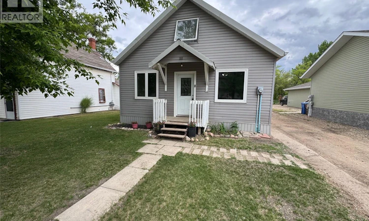 212 Crawford Avenue W
