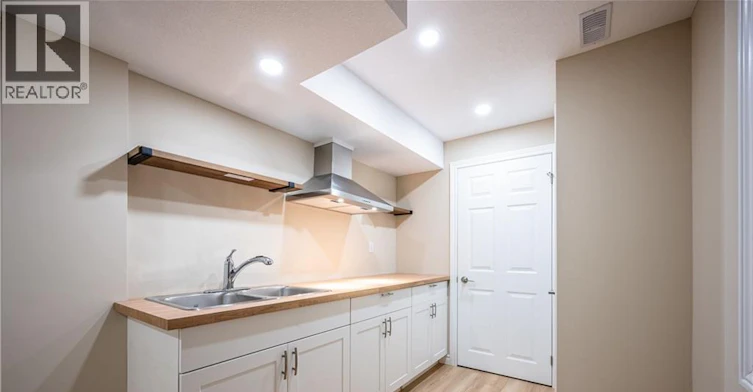261 Benninger Drive, Kitchener, ON, N2E 0K2 - 3