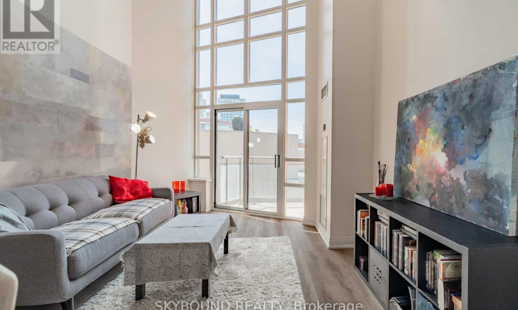 802-255 Richmond Street E