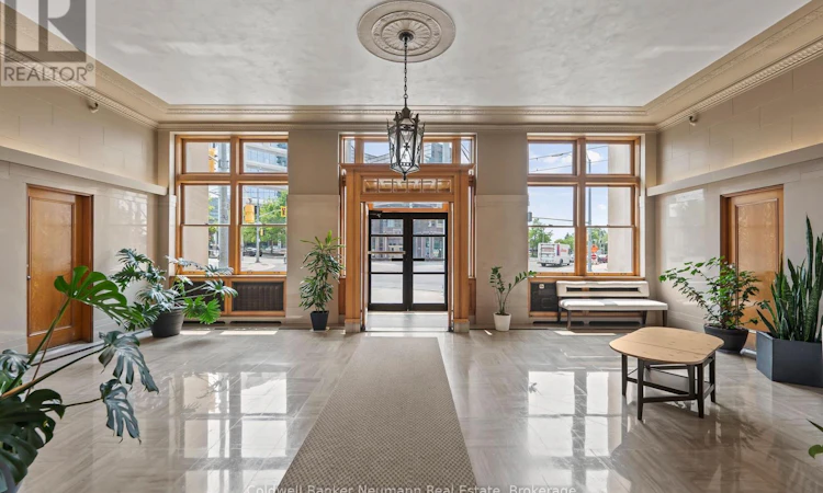 308-404 King Street W