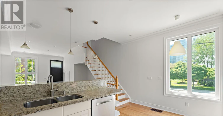 102 Earl Place, Toronto, ON, M4Y 3B9 - 14