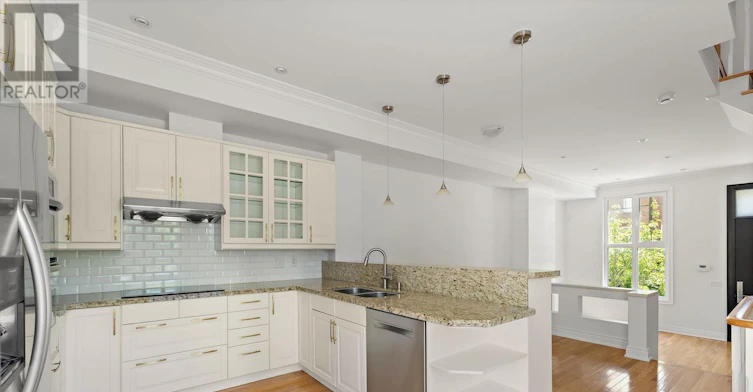 102 Earl Place, Toronto, ON, M4Y 3B9 - 11
