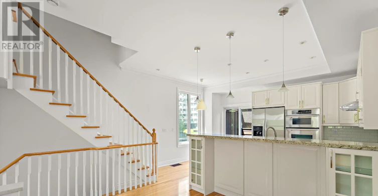 102 Earl Place, Toronto, ON, M4Y 3B9 - 9