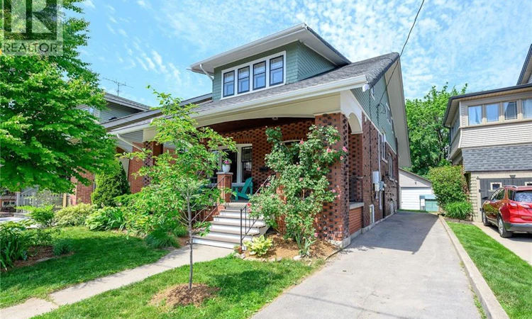 22 Connaught Avenue S