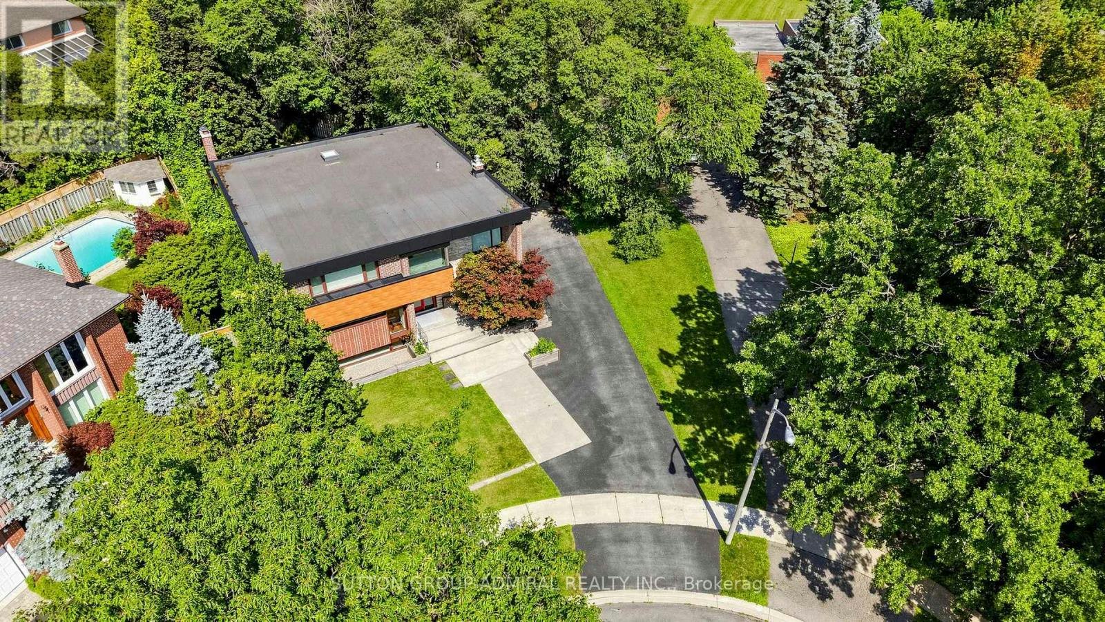 8 Foxdale Court, Toronto, ON, M2K 2P2