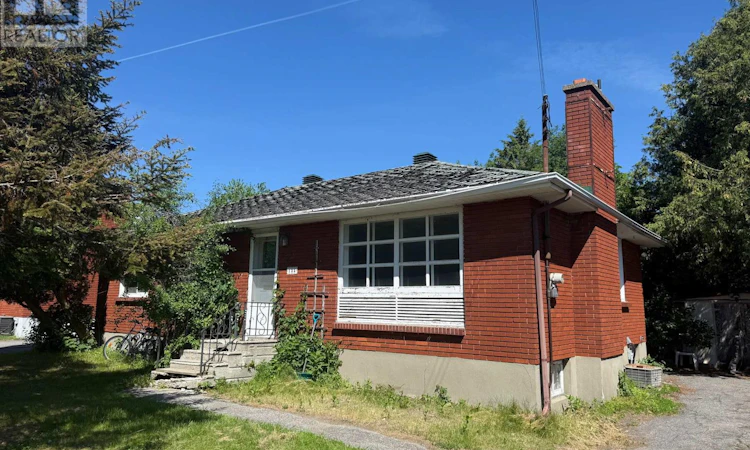135 Oakridge Boulevard