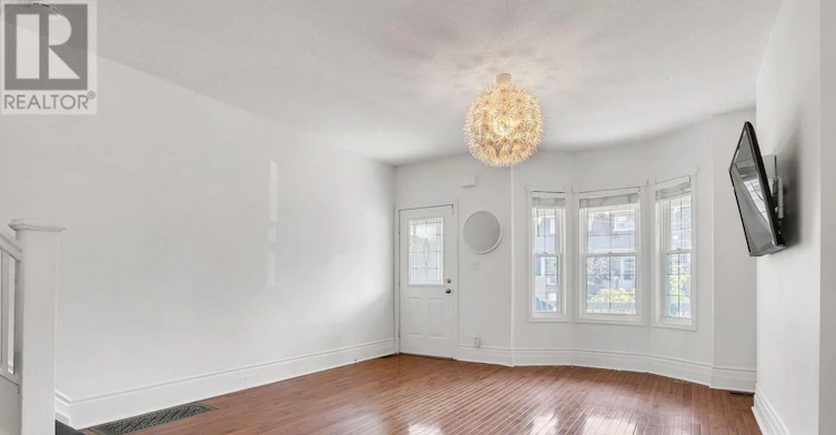 22 Kent Road, Toronto, ON, M4L 2X6 - 6