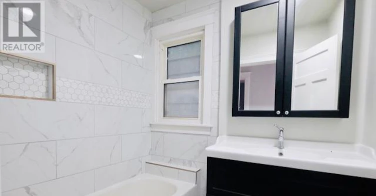 UPPER BEDROOM 2-72 Somerset Avenue, Hamilton, ON, L8L 2L7 - 7