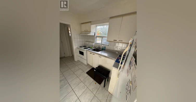 32 Newton Drive, Toronto, ON, M2M 2M7 - 2