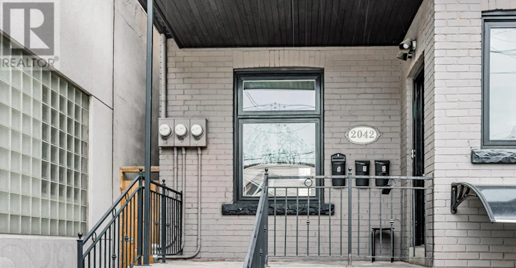 2-2042 Dundas Street, Toronto, ON, M6R 1W6 - 2