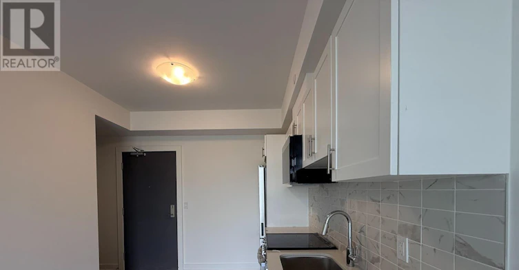 204 A-705 Davis Drive, Newmarket, ON, L3Y 0J1 - 3