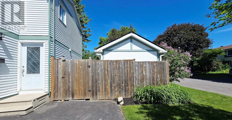 35 Seabrooke Drive, Ottawa, ON, K2L 2H8 - 3