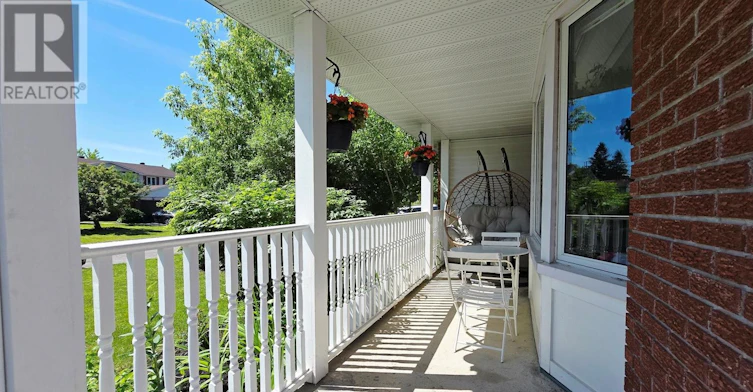 35 Seabrooke Drive, Ottawa, ON, K2L 2H8 - 2