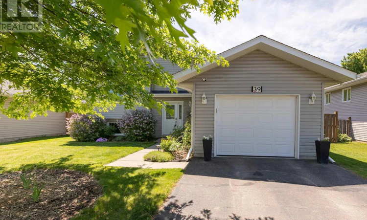 39 Oak Avenue