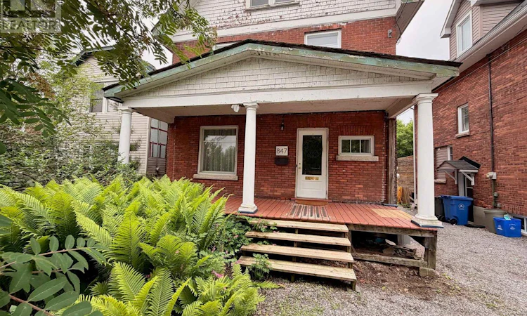 847 Mcintyre Street W