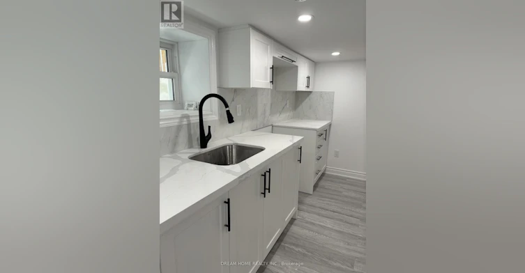BSMT-262 Clinton Street, Toronto, ON, M6G 2Y6